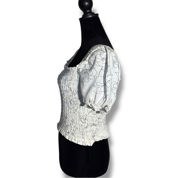 Monteau Los Angles White & Black Floral Line Pattern Puff Sleeves Smocked Blouse - Picture 5 of 16